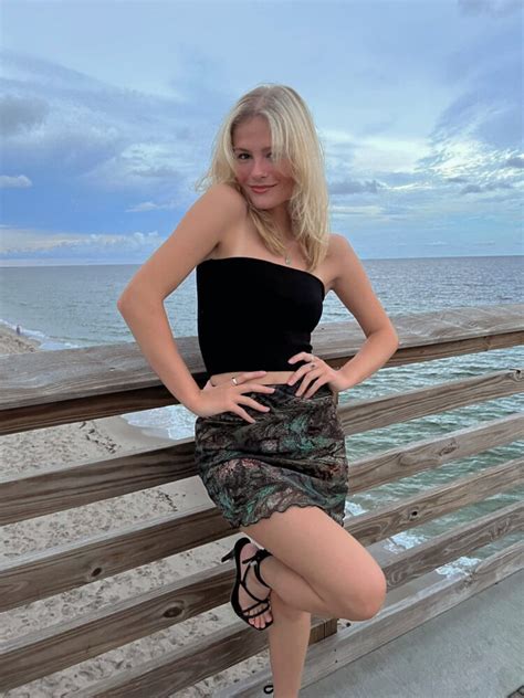 Sexy Blonde Darci Lynne Farmer